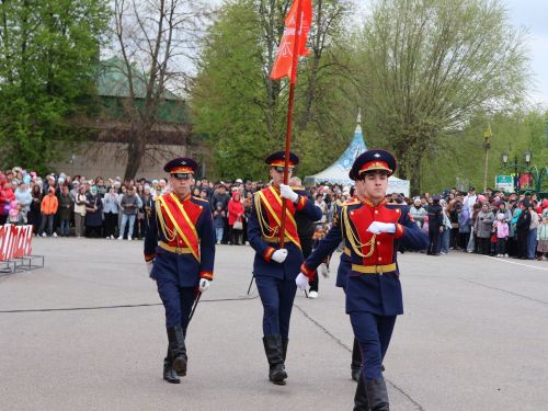 Җиңү килде җирне нурга күмеп, Шатлык белән күзне чылатып!