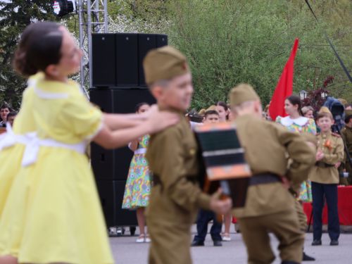 Җиңү килде җирне нурга күмеп, Шатлык белән күзне чылатып!