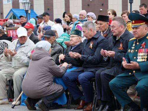 Җиңү килде җирне нурга күмеп, Шатлык белән күзне чылатып!