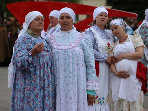 Җиңү килде җирне нурга күмеп, Шатлык белән күзне чылатып!
