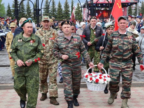 Җиңү килде җирне нурга күмеп, Шатлык белән күзне чылатып!
