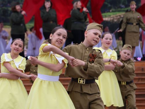 Җиңү килде җирне нурга күмеп, Шатлык белән күзне чылатып!