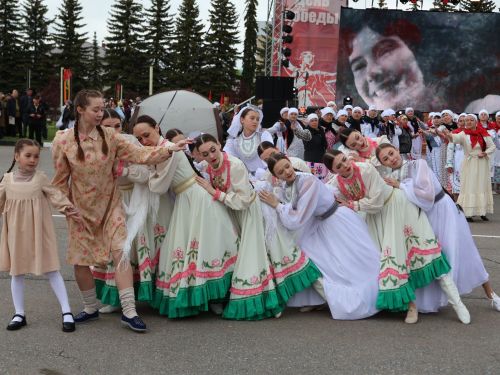 Җиңү килде җирне нурга күмеп, Шатлык белән күзне чылатып!