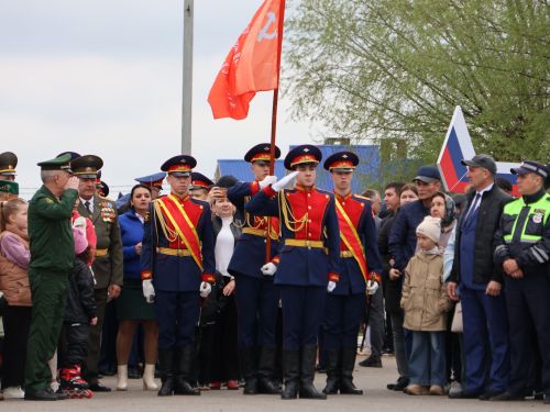 Җиңү килде җирне нурга күмеп, Шатлык белән күзне чылатып!