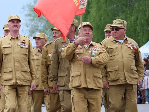 Җиңү килде җирне нурга күмеп, Шатлык белән күзне чылатып!