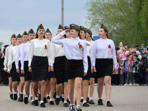Җиңү килде җирне нурга күмеп, Шатлык белән күзне чылатып!