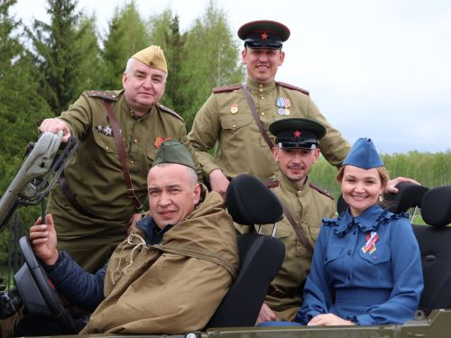 Җиңү килде җирне нурга күмеп, Шатлык белән күзне чылатып!