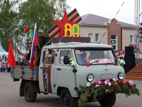 Җиңү килде җирне нурга күмеп, Шатлык белән күзне чылатып!