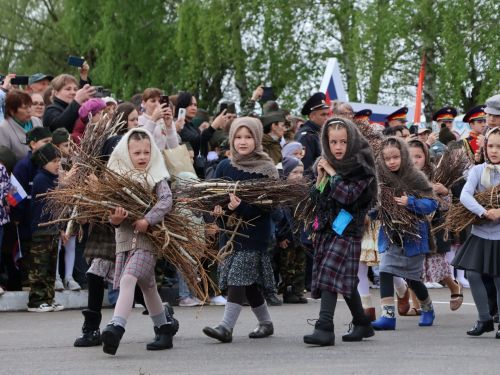 Җиңү килде җирне нурга күмеп, Шатлык белән күзне чылатып!