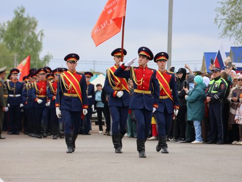 Җиңү килде җирне нурга күмеп, Шатлык белән күзне чылатып!