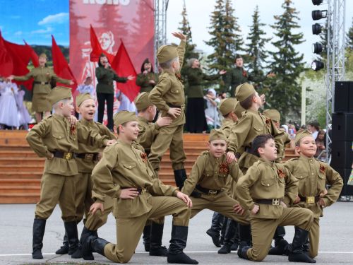 Җиңү килде җирне нурга күмеп, Шатлык белән күзне чылатып!