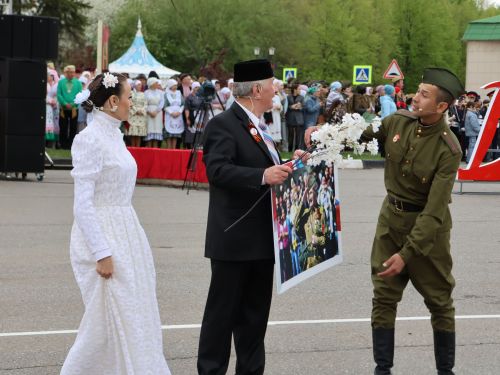 Җиңү килде җирне нурга күмеп, Шатлык белән күзне чылатып!