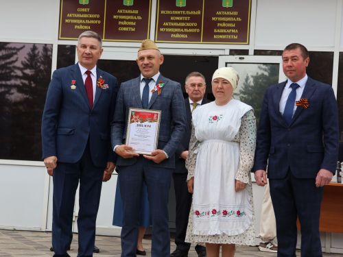 Җиңү килде җирне нурга күмеп, Шатлык белән күзне чылатып!