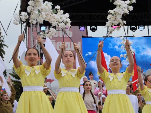 Җиңү килде җирне нурга күмеп, Шатлык белән күзне чылатып!