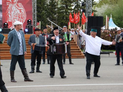 Җиңү килде җирне нурга күмеп, Шатлык белән күзне чылатып!