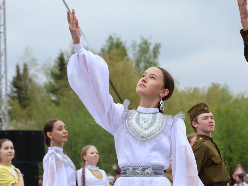 Җиңү килде җирне нурга күмеп, Шатлык белән күзне чылатып!