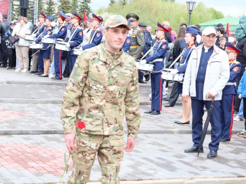 Җиңү килде җирне нурга күмеп, Шатлык белән күзне чылатып!