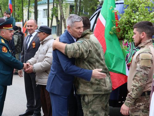 Җиңү килде җирне нурга күмеп, Шатлык белән күзне чылатып!