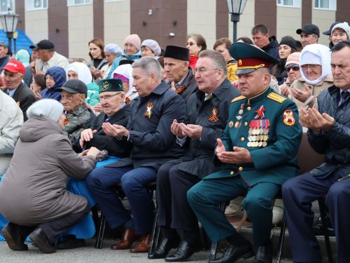 Җиңү килде җирне нурга күмеп, Шатлык белән күзне чылатып!