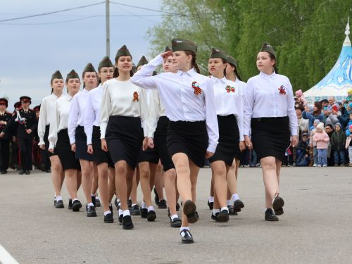 Җиңү килде җирне нурга күмеп, Шатлык белән күзне чылатып!