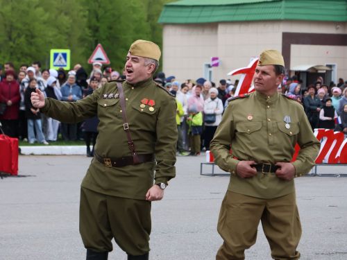 Җиңү килде җирне нурга күмеп, Шатлык белән күзне чылатып!