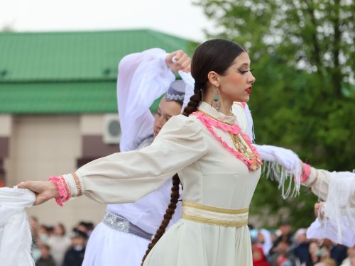 Җиңү килде җирне нурга күмеп, Шатлык белән күзне чылатып!