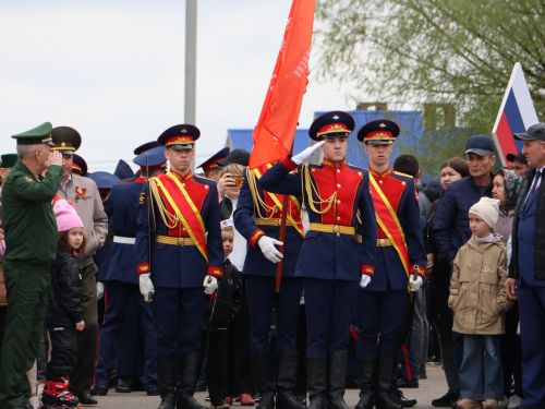 Җиңү килде җирне нурга күмеп, Шатлык белән күзне чылатып!