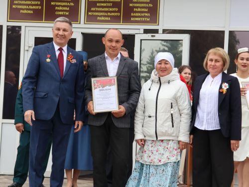 Җиңү килде җирне нурга күмеп, Шатлык белән күзне чылатып!