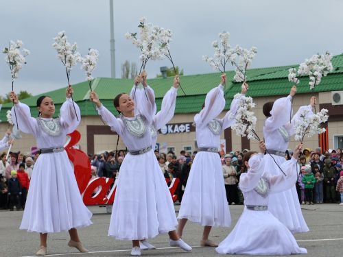 Җиңү килде җирне нурга күмеп, Шатлык белән күзне чылатып!