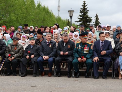 Җиңү килде җирне нурга күмеп, Шатлык белән күзне чылатып!
