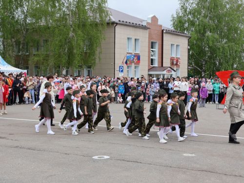 Җиңү килде җирне нурга күмеп, Шатлык белән күзне чылатып!