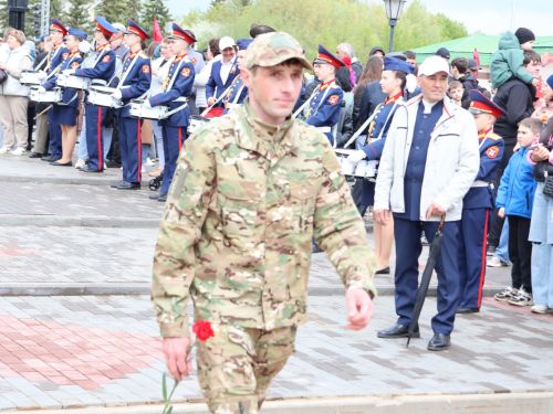 Җиңү килде җирне нурга күмеп, Шатлык белән күзне чылатып!