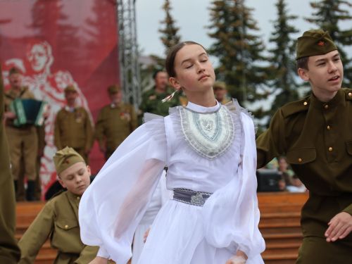 Җиңү килде җирне нурга күмеп, Шатлык белән күзне чылатып!