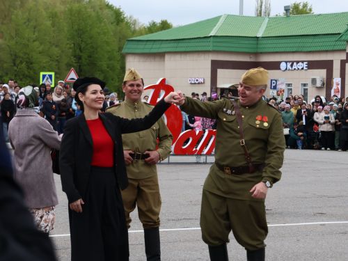 Җиңү килде җирне нурга күмеп, Шатлык белән күзне чылатып!