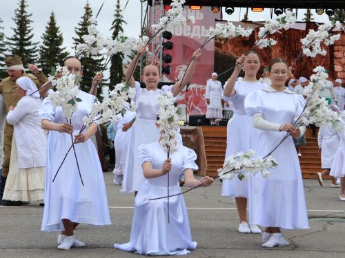 Җиңү килде җирне нурга күмеп, Шатлык белән күзне чылатып!