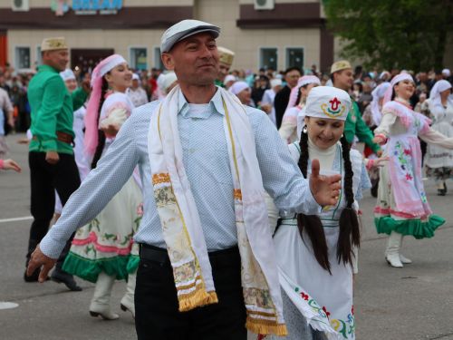 Җиңү килде җирне нурга күмеп, Шатлык белән күзне чылатып!