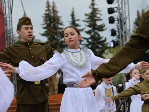 Җиңү килде җирне нурга күмеп, Шатлык белән күзне чылатып!