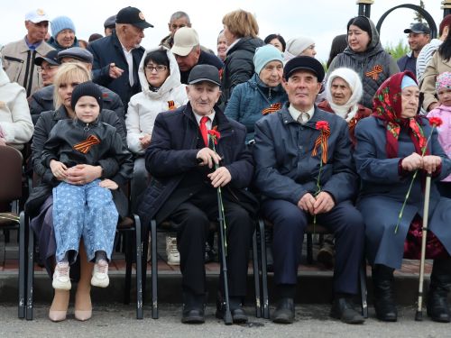 Җиңү килде җирне нурга күмеп, Шатлык белән күзне чылатып!