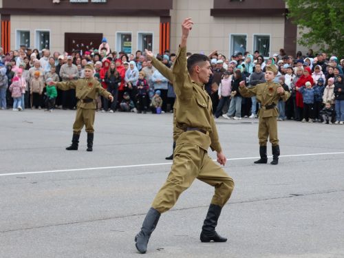 Җиңү килде җирне нурга күмеп, Шатлык белән күзне чылатып!