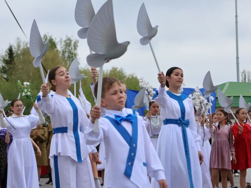Җиңү килде җирне нурга күмеп, Шатлык белән күзне чылатып!
