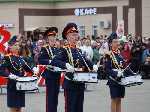 Җиңү килде җирне нурга күмеп, Шатлык белән күзне чылатып!