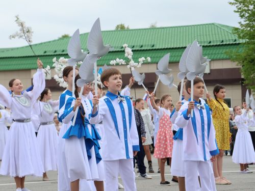 Җиңү килде җирне нурга күмеп, Шатлык белән күзне чылатып!