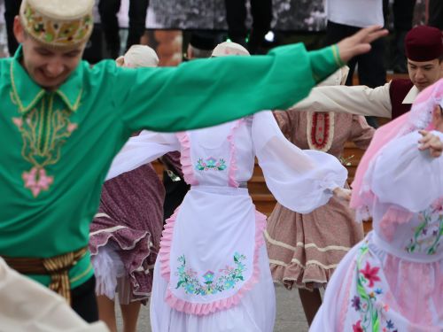 Җиңү килде җирне нурга күмеп, Шатлык белән күзне чылатып!