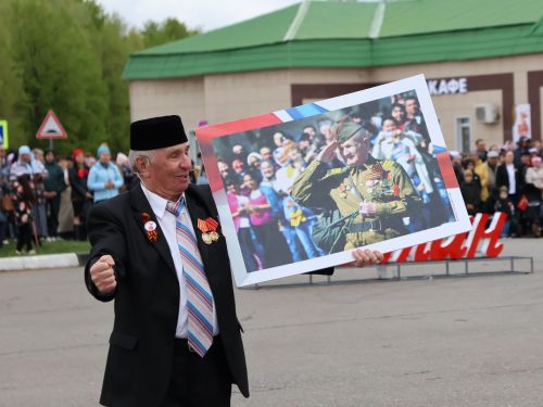 Җиңү килде җирне нурга күмеп, Шатлык белән күзне чылатып!