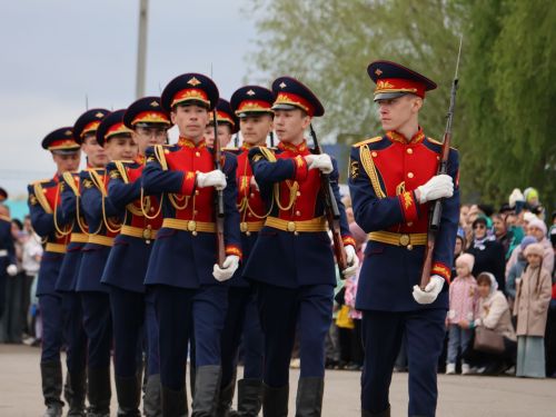 Җиңү килде җирне нурга күмеп, Шатлык белән күзне чылатып!