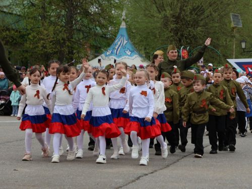 Җиңү килде җирне нурга күмеп, Шатлык белән күзне чылатып!