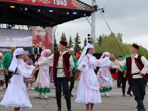 Җиңү килде җирне нурга күмеп, Шатлык белән күзне чылатып!