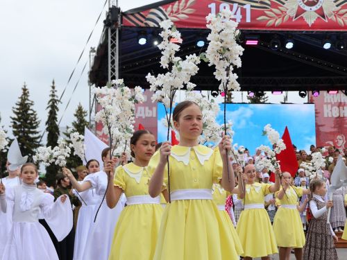 Җиңү килде җирне нурга күмеп, Шатлык белән күзне чылатып!