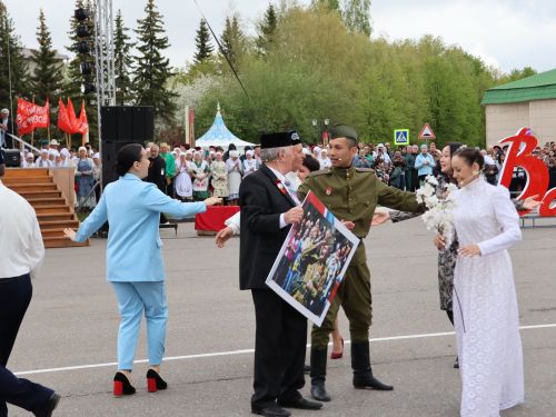 Җиңү килде җирне нурга күмеп, Шатлык белән күзне чылатып!