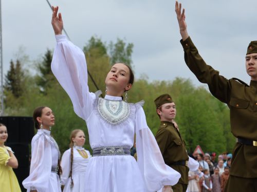 Җиңү килде җирне нурга күмеп, Шатлык белән күзне чылатып!